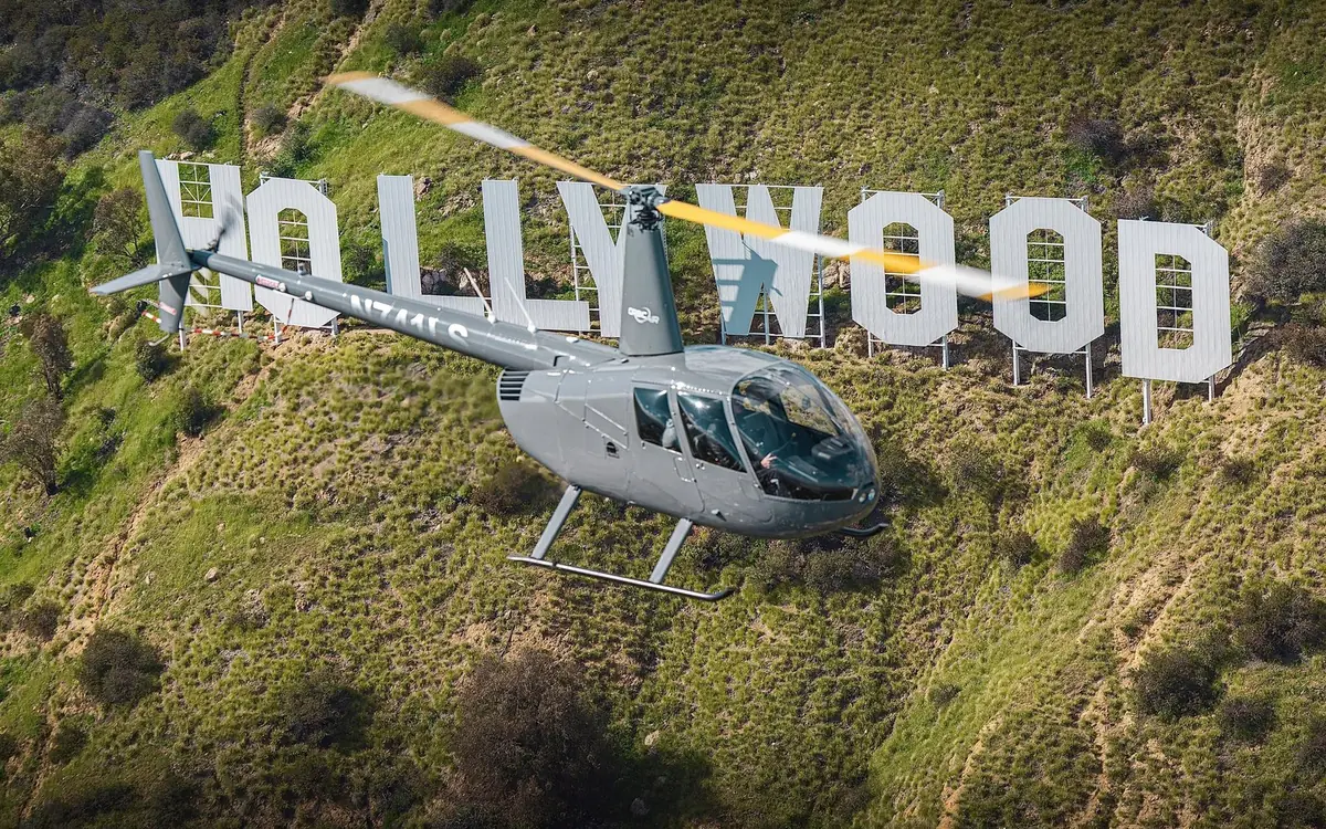 Das Hollywood Sign am Mount Lee aus einem Helikopter gesehen