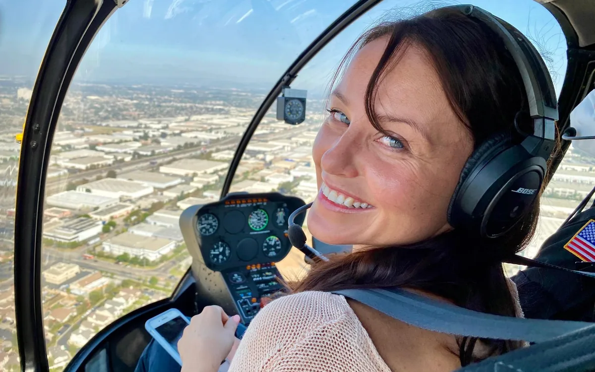Un piloto de helicóptero antes de un vuelo turístico en Los Angeles
