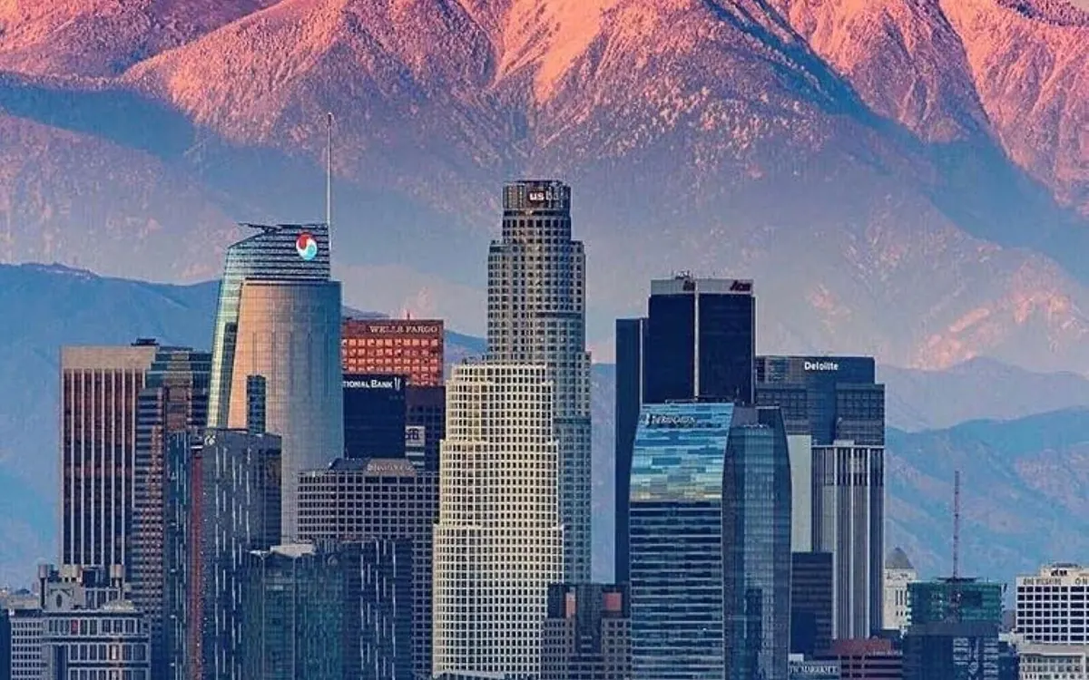 O skyline de Los Angeles com as San Gabriel Mountains ao fundo