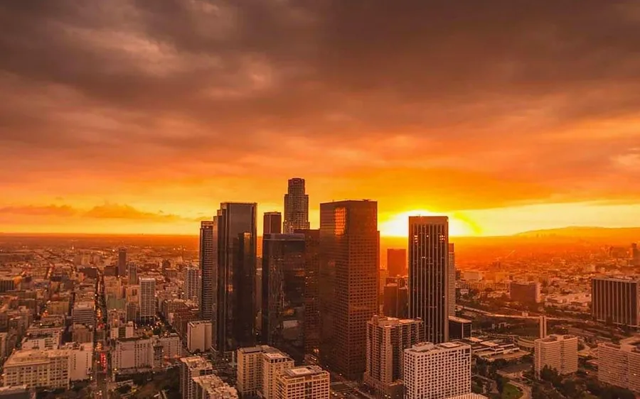 Die Skyline von Downtown Los Angeles bei Sonnenuntergang aus der Luft