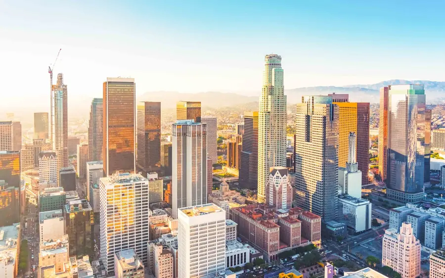 Die Skyline von Downtown Los Angeles aus dem Hubschrauber