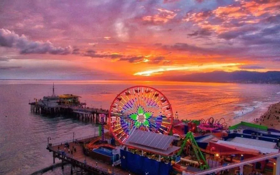 Santa Monica Pier ao pôr do sol visto do ar